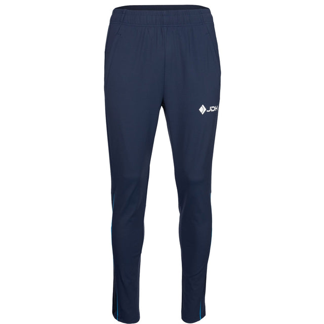 Vooraanzicht van de donkerblauwe JDH Carbon Pro broek met wit logo op de rechterdij