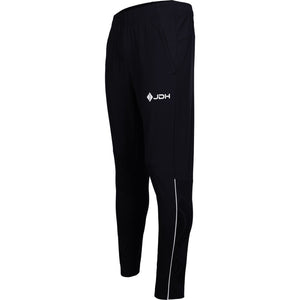 Schuin vooraanzicht van de zwarte Carbon Pro broek met wit accent langs de pijp