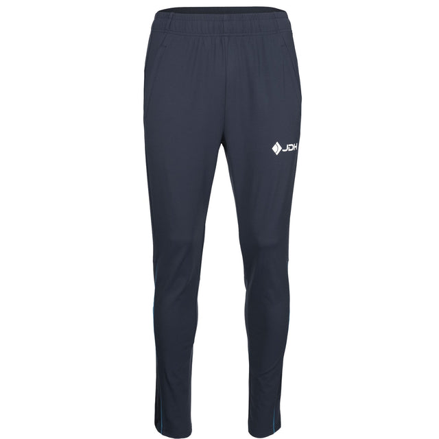 Vooraanzicht van de grijze JDH Carbon Pro broek met wit logo op de rechterdij