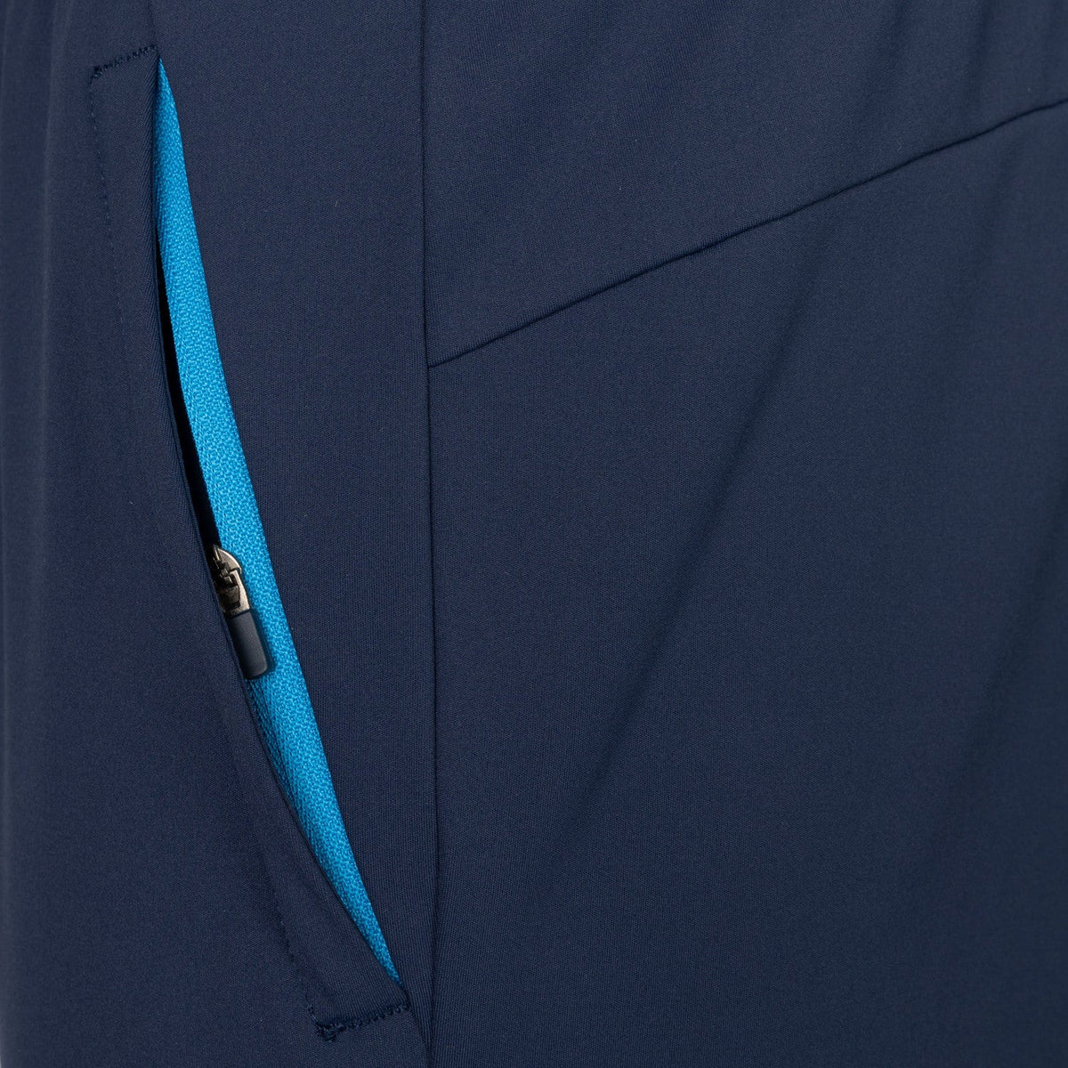 Detail van de blauwe ritszak op de dij van de donkerblauwe JDH Carbon Pro broek
