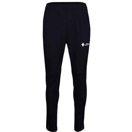 Vooraanzicht van de zwarte JDH Carbon Pro broek met wit logo op de rechterdij