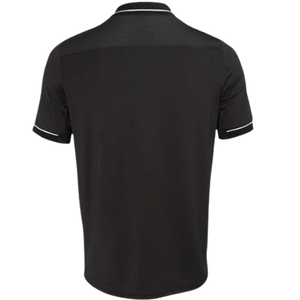Achterzijde van de zwarte JDH Carbon Pro polo met witte streep op de mouw