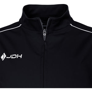 Detail van de opstaande kraag met wit JDH logo op het zwarte Carbon Pro damesjack
