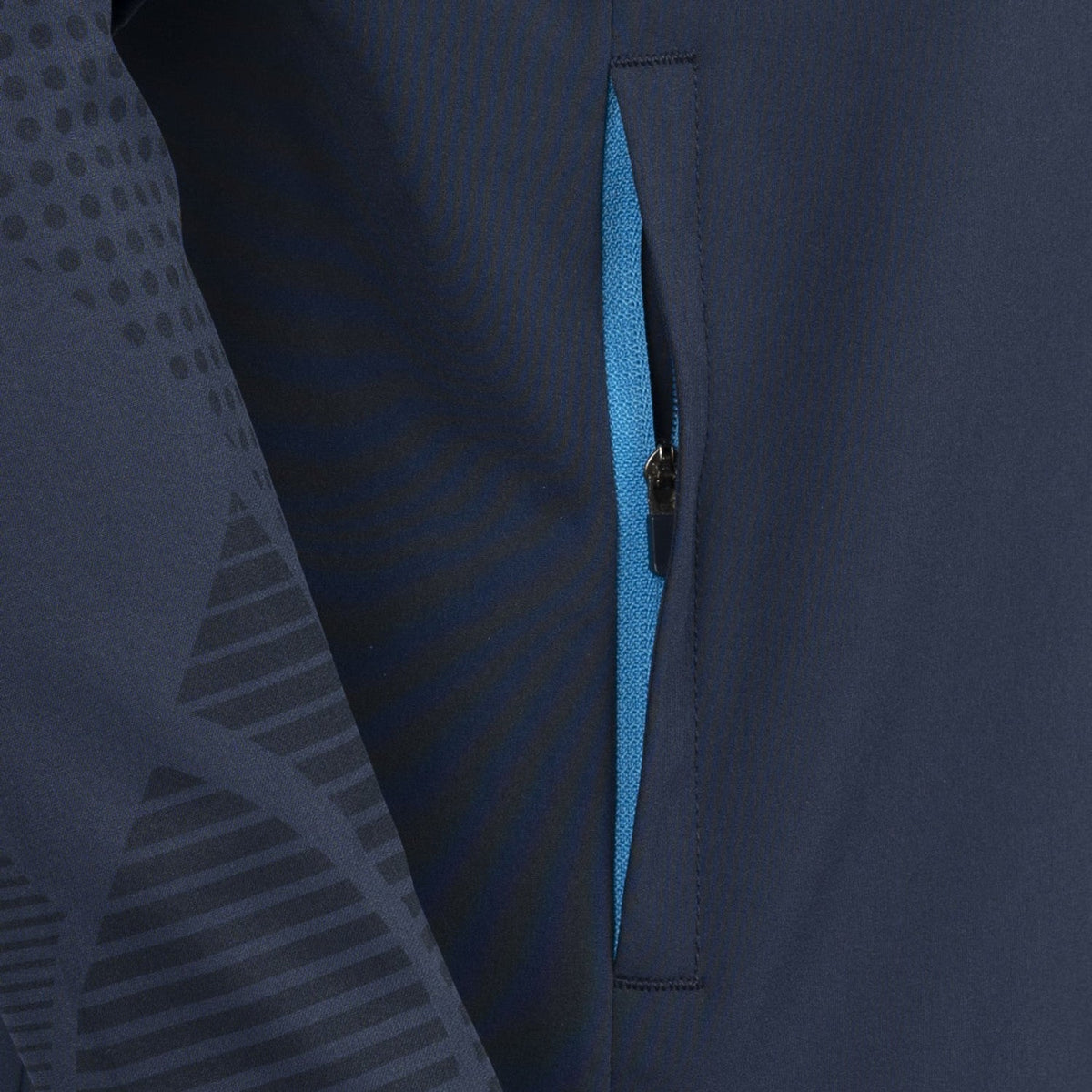Detail van de blauwe ritszak op het donkerblauwe Carbon Pro Light damesjack