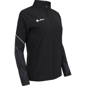 Schuin vooraanzicht van het zwarte Carbon Pro Light damesjack met wit logo op de borst