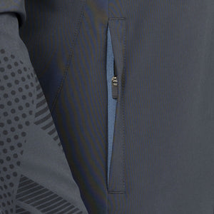 Detail van de verticale ritszak op de inktblauwe stof van het Carbon Pro Light damesjack