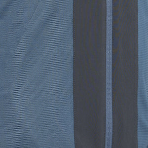 Close-up van de blauwe en inktblauwe stofpanelen langs de rits van het Carbon Pro Light jack