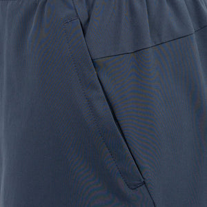 Detail van de schuine zakopening op de donkerblauwe JDH Carbon Pro damesshort