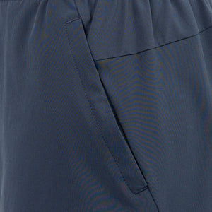 Detail van de schuine zakopening op de donkerblauwe JDH Carbon Pro damesshort
