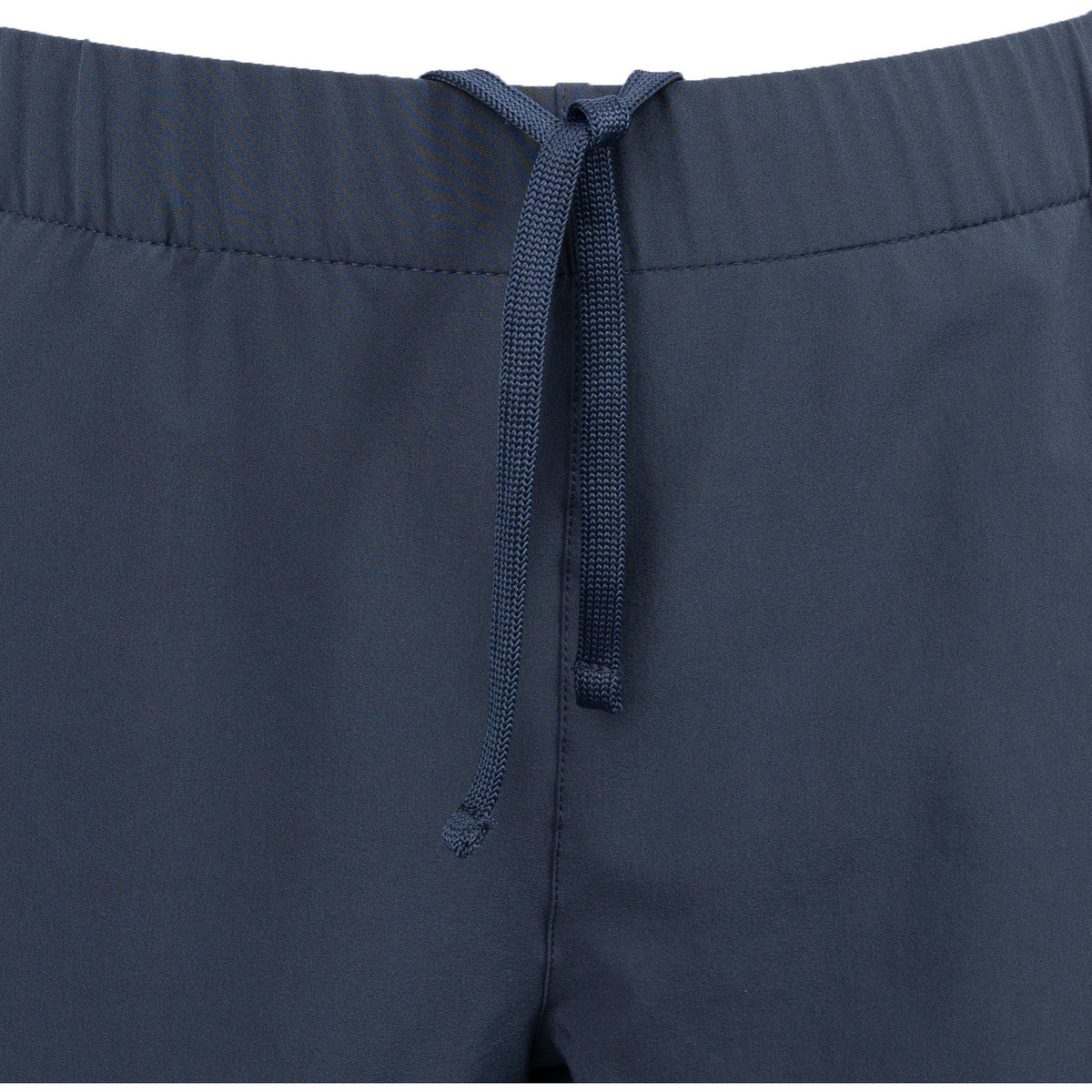 Detail van het donkerblauwe trekkoord in de taille van de Carbon Pro damesshort