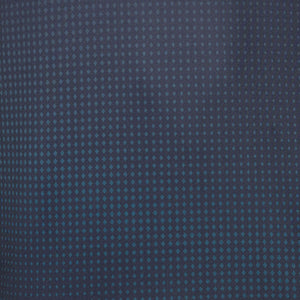 Close-up van de inktblauwe stof met subtiele stippenprint van het Graphic T-shirt