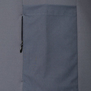 Detail van de verticale ritszak op de houtskoolgrijze stof van de JDH Hooded Midlayer