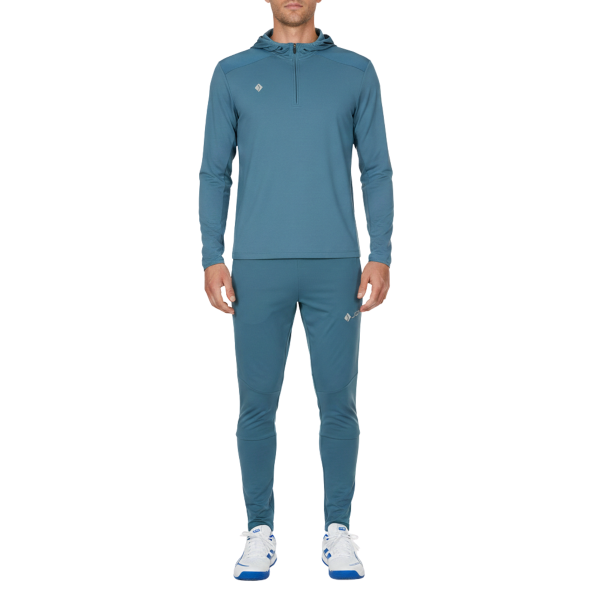 Model draagt de blauwgrijze JDH Midlayer Tidal set met hoodie en broek
