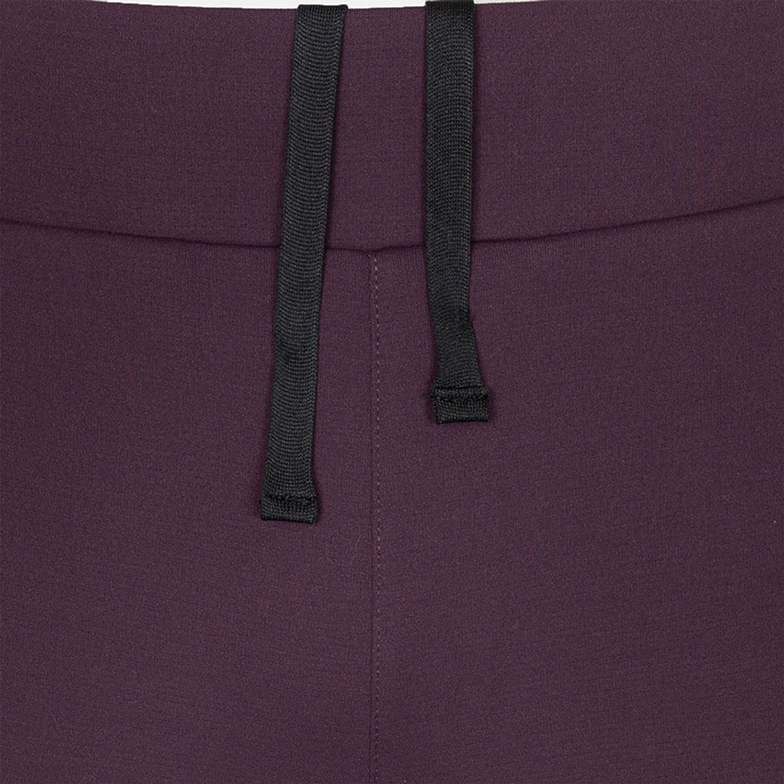 Detail van de tailleband met trekkoord van de aubergine Performance broek