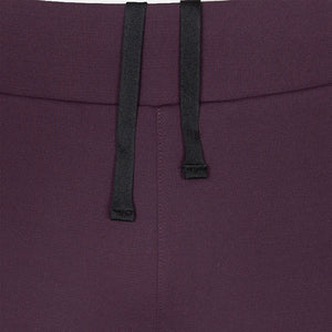 Detail van de tailleband met trekkoord van de aubergine Performance broek