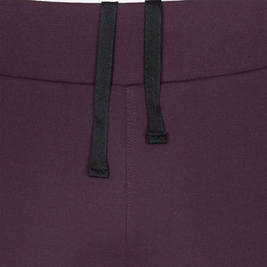 Detail van de tailleband met trekkoord van de aubergine Performance broek