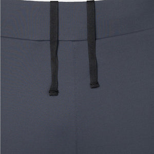 Detail van de tailleband met trekkoord van de antracietgrijze Performance broek