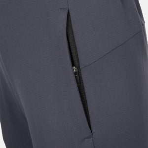 Detail van de zijnaad en ritszak van de antracietgrijze JDH Performance broek
