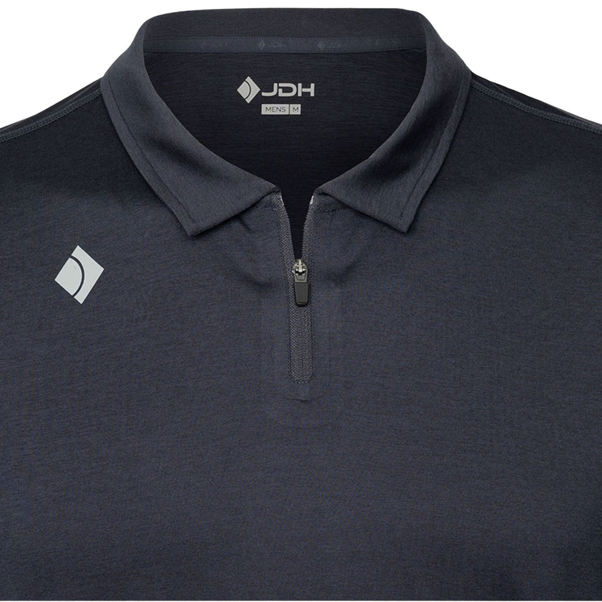 Detail van de ritskraag van de donkerblauwe JDH Performance Polo met grijs ruitlogo