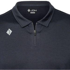 Detail van de ritskraag van de donkerblauwe JDH Performance Polo met grijs ruitlogo