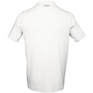 Achterkant van de witte JDH Performance Polo met JDH-opdruk onder de kraag