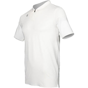 Zijaanzicht van de witte JDH Performance Polo, strak vallend herenmodel met korte mouw