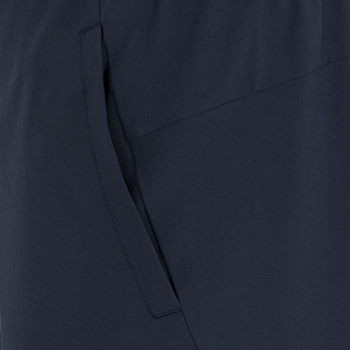 Detail van de schuine zaknaad in het donkerblauwe doek van de JDH Performance Short