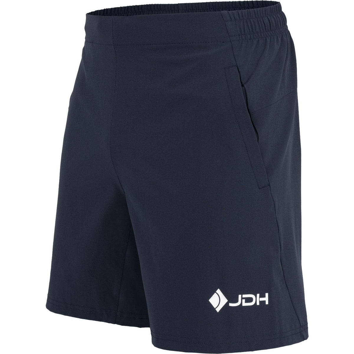 Schuin vooraanzicht van de donkerblauwe JDH Performance Short met zijzak en logo