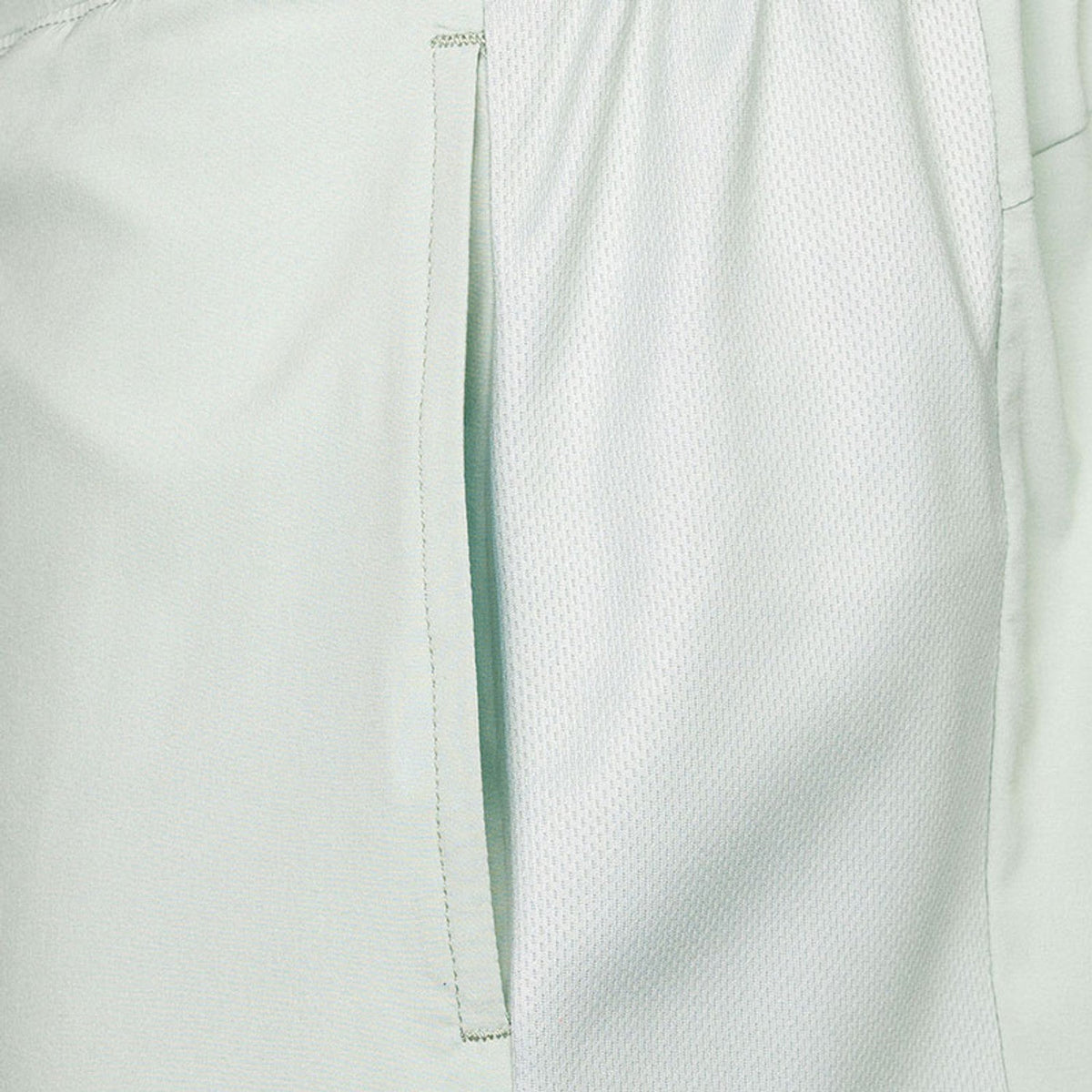 Detail van de zijzak met verborgen rits van de mintgroene JDH Performance Short