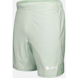 Schuin vooraanzicht van de mintgroene JDH Performance Short met logo onder de zijzak