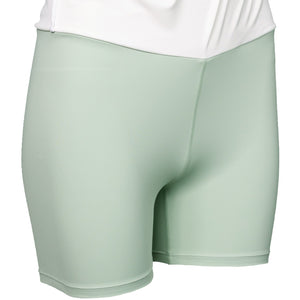 Model draagt de mintgroene binnenbroek van de JDH Performance Skirt in close-up