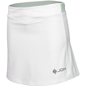 Zijaanzicht van de witte JDH Performance Skirt met JDH-logo op de voorpand en zijsplit