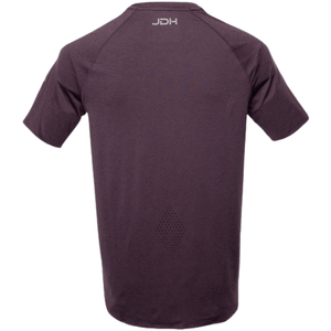 Achterkant van het JDH Performance T-Shirt Plum met JDH-logo hoog op het rugpand