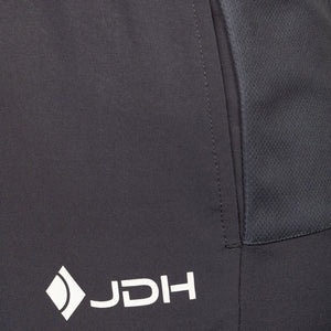 Detail van de zijzak en het JDH-logo van de donkergrijze Performance short