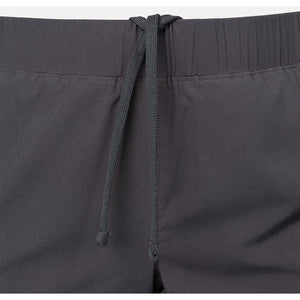 Detail van de tailleband met trekkoord van de donkergrijze Performance short