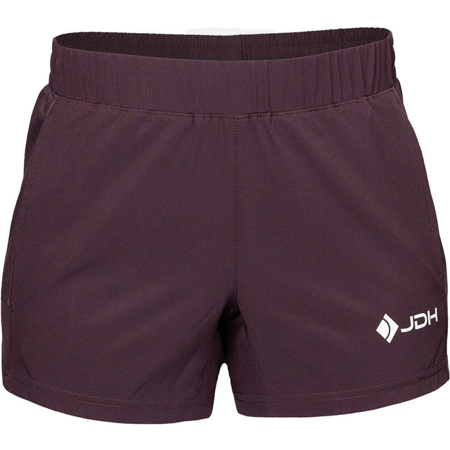 Vooraanzicht van de aubergine JDH Performance W Short met wit JDH-logo op de rechterpijp