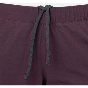 Detail van de tailleband met trekkoord van de aubergine Performance short