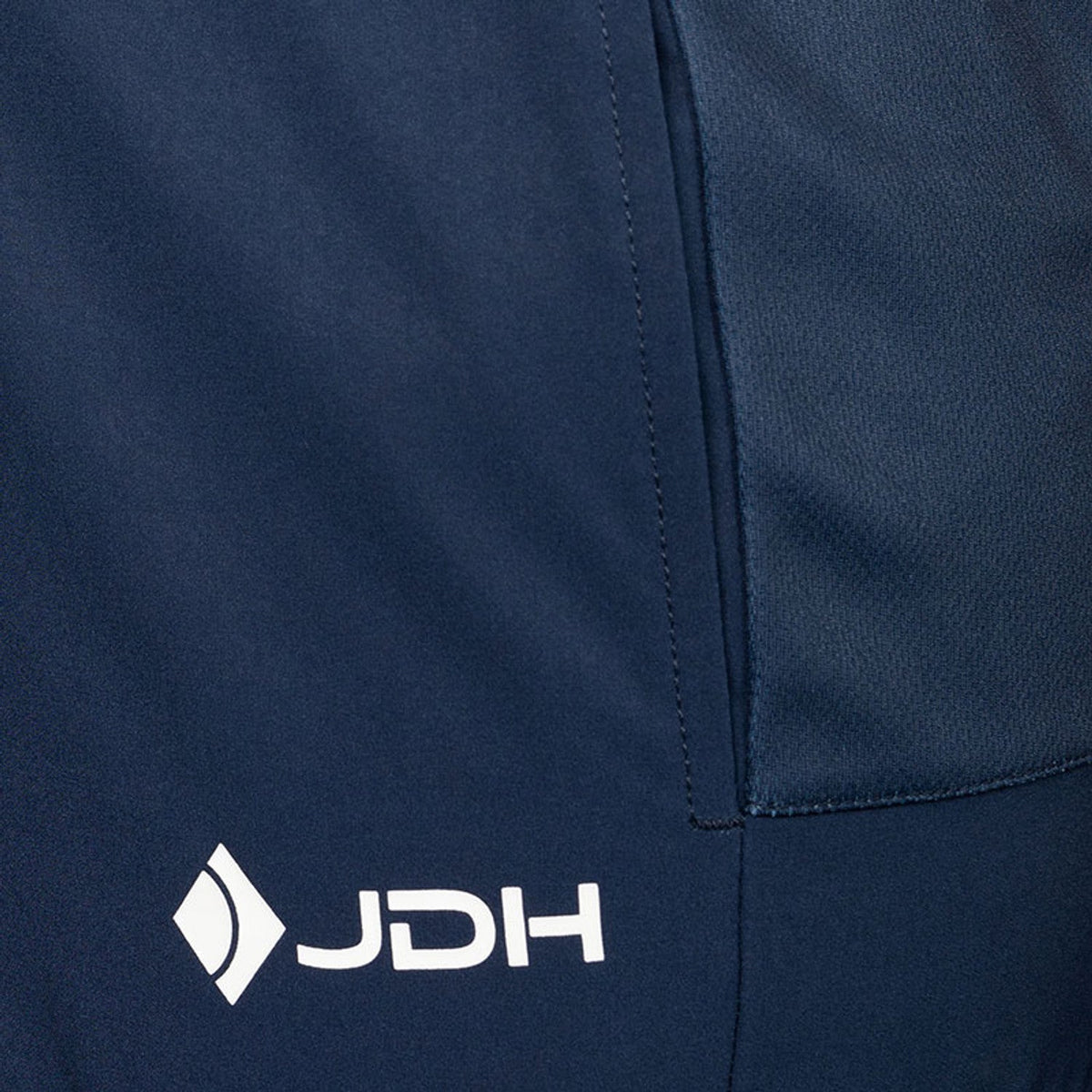 Detail van de zijzak en het JDH-logo van de marineblauwe Performance short