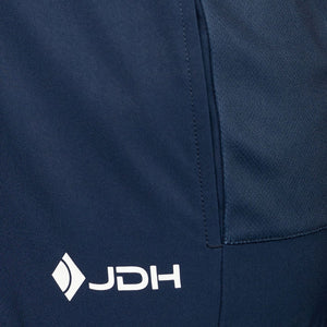 Detail van de zijzak en het JDH-logo van de marineblauwe Performance short