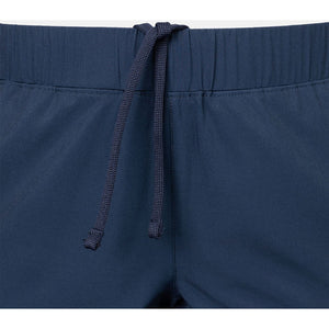Detail van de tailleband met trekkoord van de marineblauwe Performance short