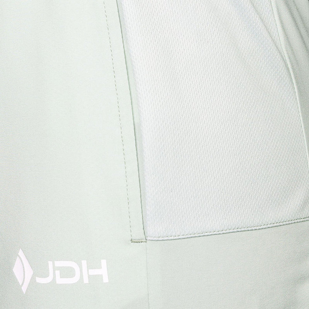 Detail van de zijzak en het JDH-logo van de mintgroene Performance short