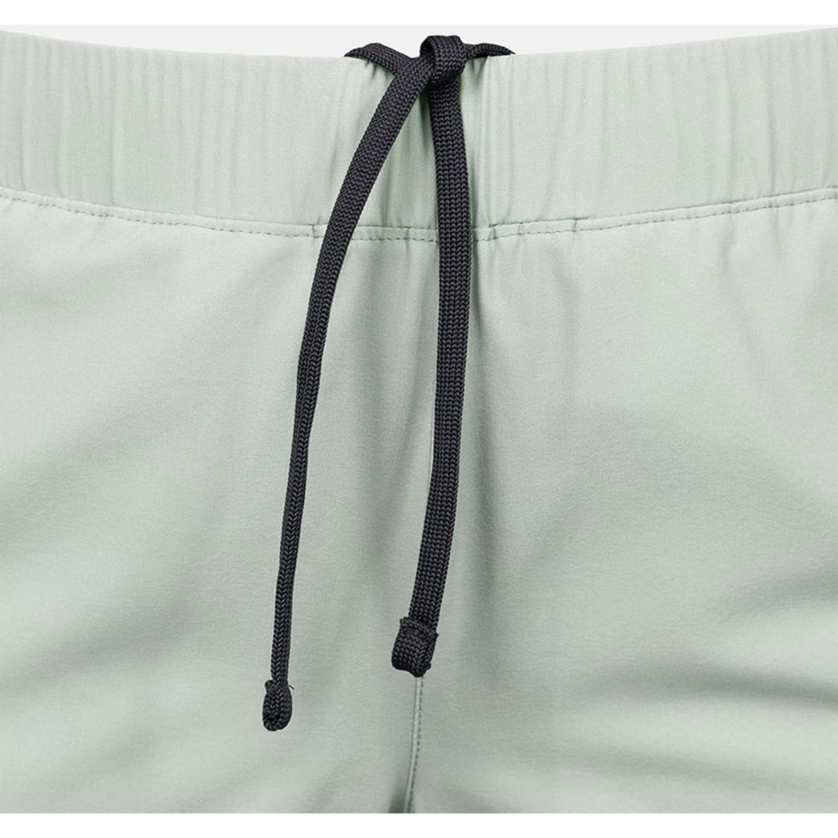 Detail van de tailleband met trekkoord van de mintgroene Performance short