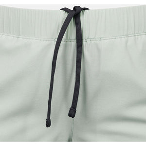 Detail van de tailleband met trekkoord van de mintgroene Performance short