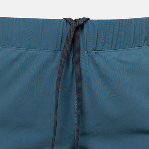 Detail van de tailleband met trekkoord van de petrolblauwe Performance short