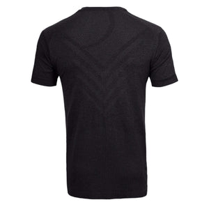 Achterzijde van het zwarte JDH Seamless SS Shirt met ingebreid chevronpatroon en geribd onderpaneel