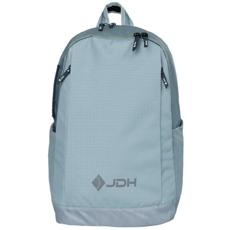 Vooraanzicht van de lichtblauwe JDH Sports 22L rugzak met ritsvakken en grijs JDH-logo