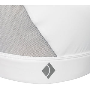 Detail van het grijze meshpaneel en het JDH-ruitlogo op de witte JDH Sports Bra