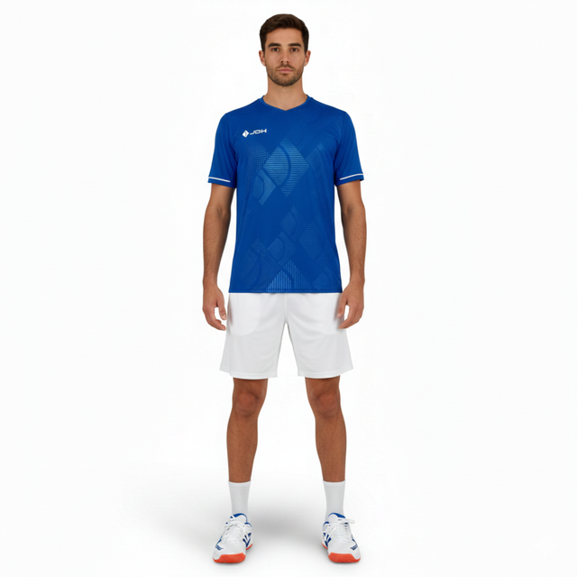 Model draagt de JDH Carbon Pro set met kobaltblauw shirt en witte short