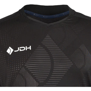 Detail van de borst van het zwarte JDH T-Shirt Carbon Pro met wit JDH-logo en ruitprint