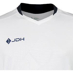 Detail van de borst van het witte JDH T-Shirt Carbon Pro met blauw JDH-logo en zwarte hals